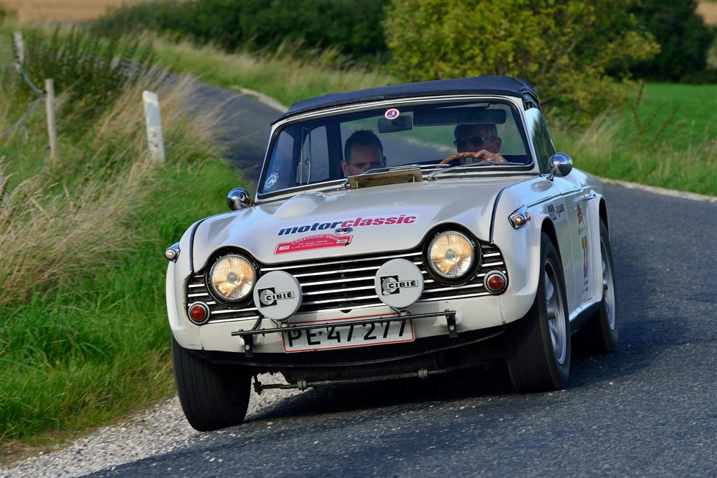 Lars Hjorth, Dianalund, og hans søn Simon Hjorth fra Middelfart, tog for tredje gang på blot fire år totalsejren i Oresund Rally med deres Triumph TR4A fra 1966.
(Foto: Michael Eisenberg)